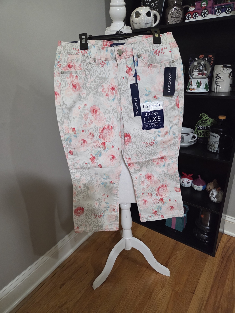 Bandolino White Floral Cropped Capris with Pink & Aqua Accents